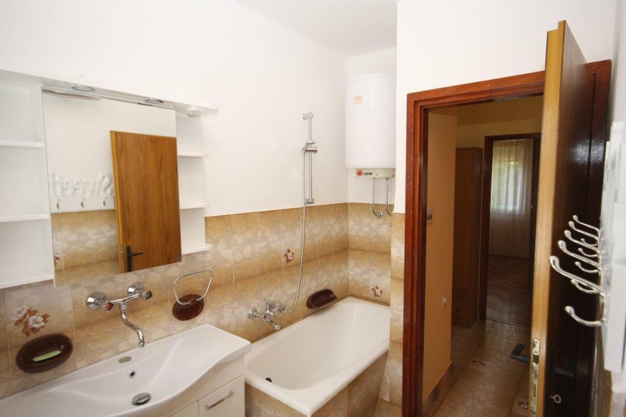 Two Bedroom Apartment, Nice Neighborhood, Free Parking, Wifi プーラ エクステリア 写真
