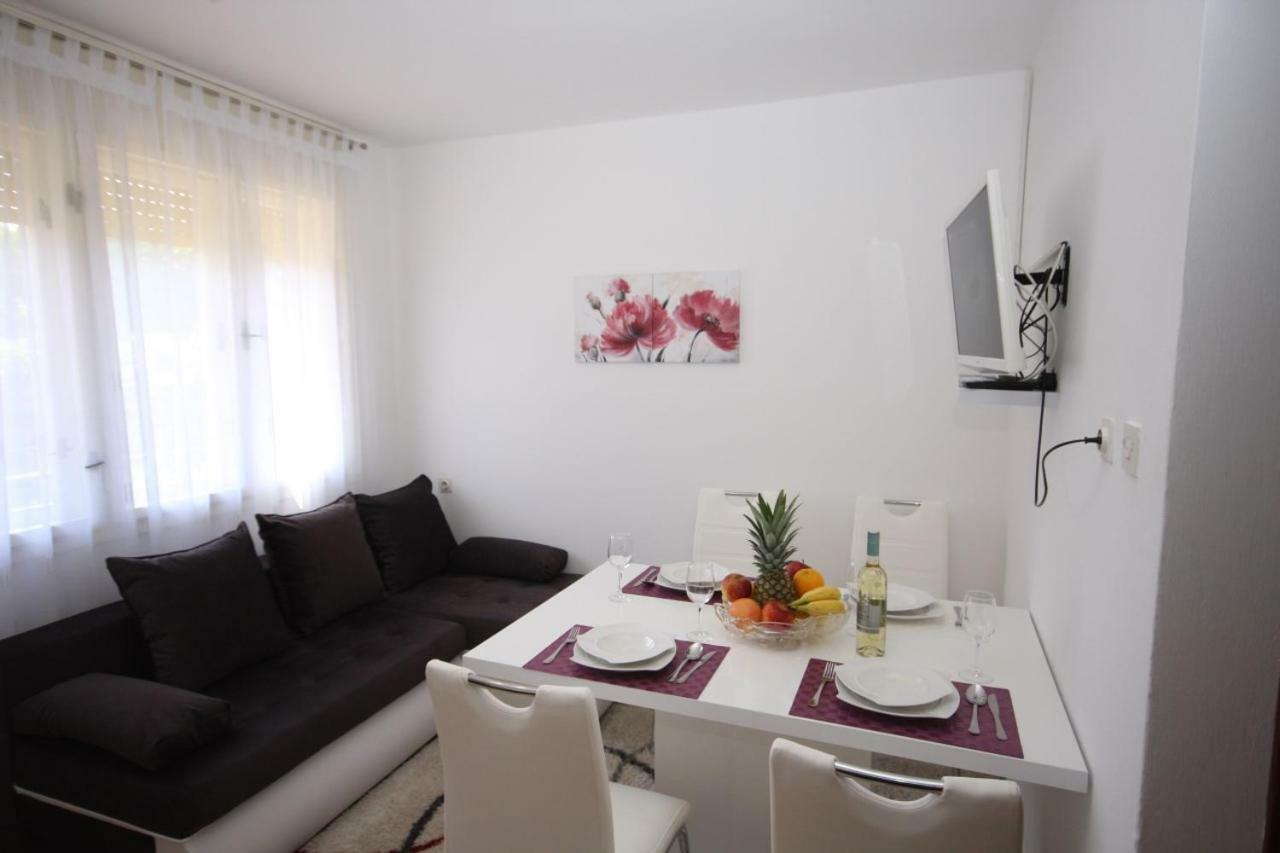 Two Bedroom Apartment, Nice Neighborhood, Free Parking, Wifi プーラ エクステリア 写真
