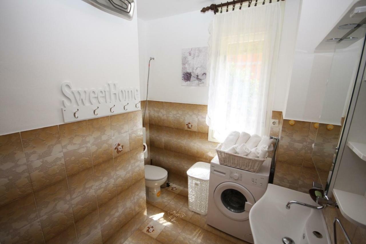 Two Bedroom Apartment, Nice Neighborhood, Free Parking, Wifi プーラ エクステリア 写真