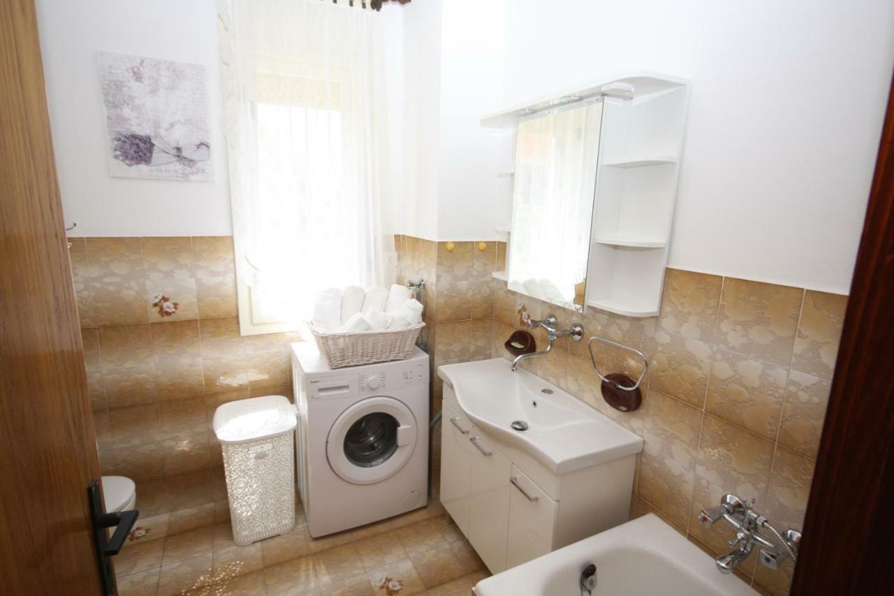 Two Bedroom Apartment, Nice Neighborhood, Free Parking, Wifi プーラ エクステリア 写真