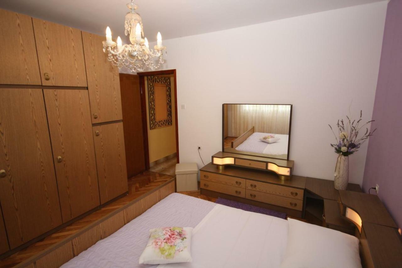 Two Bedroom Apartment, Nice Neighborhood, Free Parking, Wifi プーラ エクステリア 写真