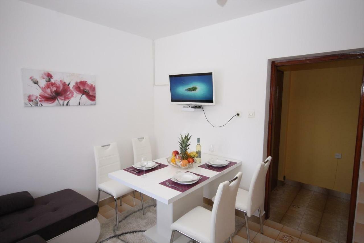 Two Bedroom Apartment, Nice Neighborhood, Free Parking, Wifi プーラ エクステリア 写真