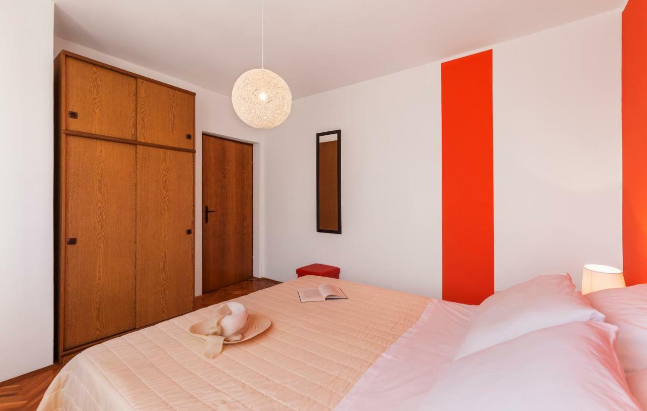 Two Bedroom Apartment, Nice Neighborhood, Free Parking, Wifi プーラ エクステリア 写真