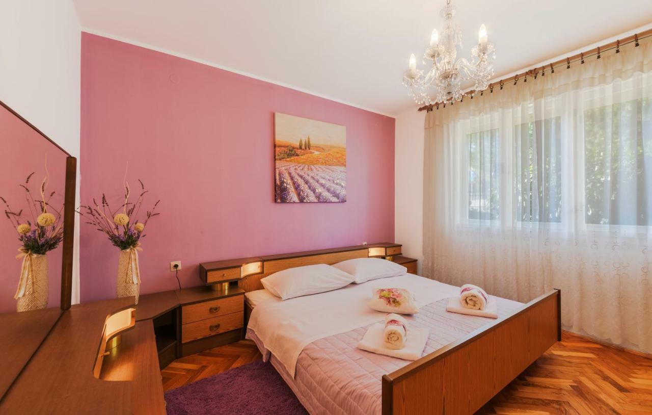 Two Bedroom Apartment, Nice Neighborhood, Free Parking, Wifi プーラ エクステリア 写真