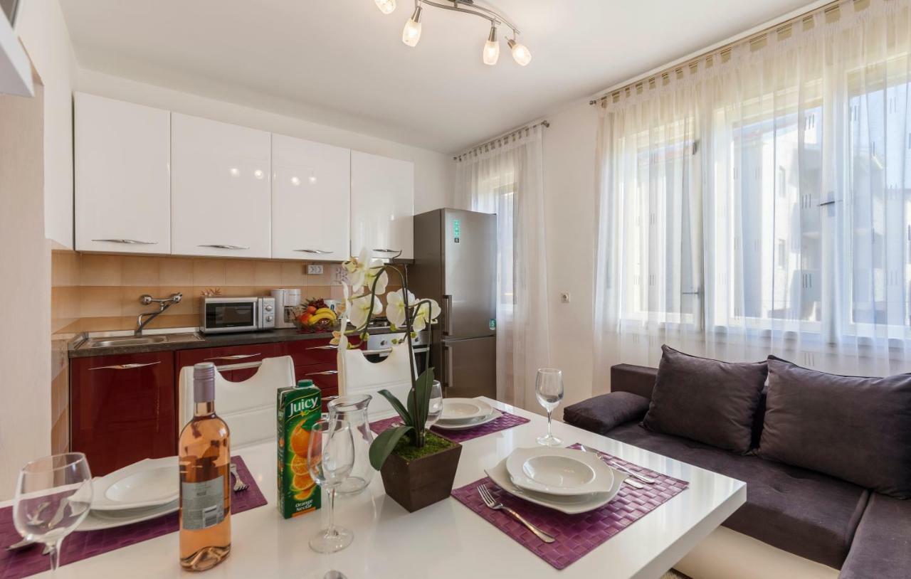Two Bedroom Apartment, Nice Neighborhood, Free Parking, Wifi プーラ エクステリア 写真