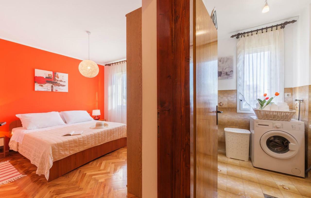 Two Bedroom Apartment, Nice Neighborhood, Free Parking, Wifi プーラ エクステリア 写真