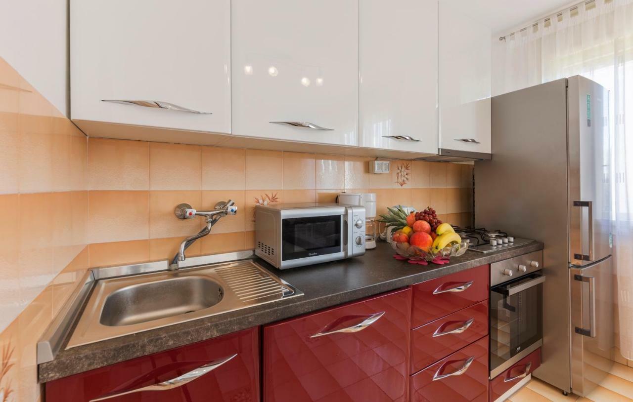 Two Bedroom Apartment, Nice Neighborhood, Free Parking, Wifi プーラ エクステリア 写真