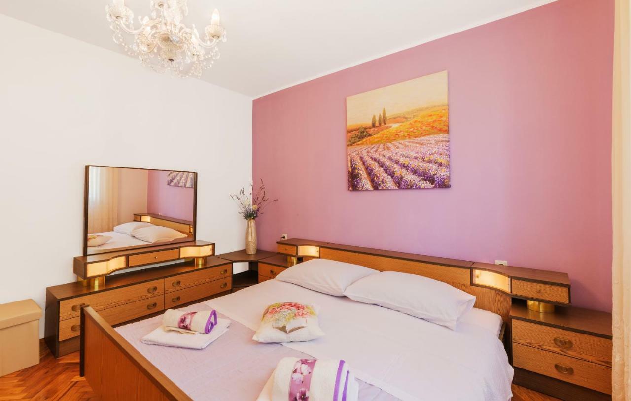 Two Bedroom Apartment, Nice Neighborhood, Free Parking, Wifi プーラ エクステリア 写真