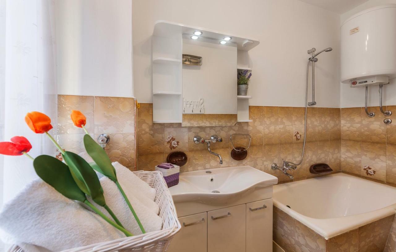 Two Bedroom Apartment, Nice Neighborhood, Free Parking, Wifi プーラ エクステリア 写真